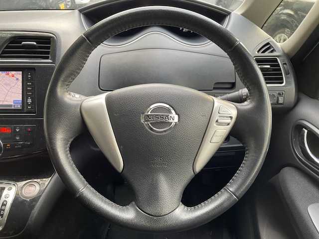 日産 セレナ ハイウェイスター S HV Vセレ 茨城県 2013(平25)年 11.6万km ブリリアントホワイトパール 純正ナビ/AM/FM/CD/DVD/USB/iPod/SD/ハンズフリー対応/フルセグTV/クルーズコントロール/バックモニター/アイドリングストップ/前後ドライブレコーダー/ETC/両側電動スライドドア/純正アルミホイール/純正フロアマット/横滑り防止装置