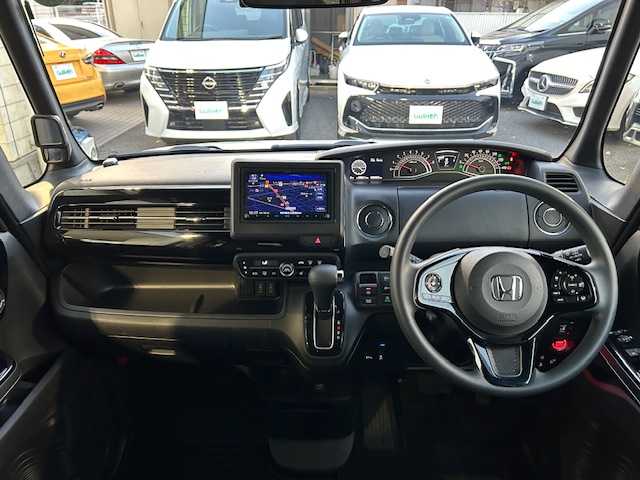 ホンダ Ｎ ＢＯＸ カスタム L 東京都 2022(令4)年 0.9万km プラチナホワイトパール ホンダセンシング/社外SDナビTV/パワースライドドア（助手席）/シートヒーター（前席）/LEDヘッドランプ/オートライト/ウレタン製ステアリングホイール/ステアリングスイッチ/ドライブレコーダー（前後）/衝突軽減ブレーキ/誤発信抑制機能/後方誤発信抑制機能/歩行者事故低減ステアリング/アダクティブクルーズコントロール/オートハイビーム/標識認識機能/路外逸脱抑制機能/ETC/ハーフシェイドフロントウィンドウ/ロールサンシェイド（後席左右）/ベンチシート（後席）/ISOFIX（後席）/チップアップシート/プラズマクラスター付オートエアコン/ドアバイザー/プッシュスタート/電動格納ドアミラー/スペアキー/保証書＆取扱説明書