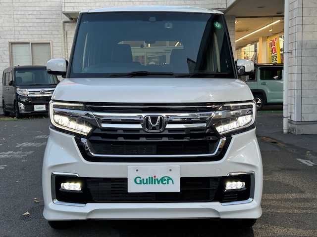 ホンダ Ｎ ＢＯＸ カスタム L 東京都 2022(令4)年 0.9万km プラチナホワイトパール ホンダセンシング/社外SDナビTV/パワースライドドア（助手席）/シートヒーター（前席）/LEDヘッドランプ/オートライト/ウレタン製ステアリングホイール/ステアリングスイッチ/ドライブレコーダー（前後）/衝突軽減ブレーキ/誤発信抑制機能/後方誤発信抑制機能/歩行者事故低減ステアリング/アダクティブクルーズコントロール/オートハイビーム/標識認識機能/路外逸脱抑制機能/ETC/ハーフシェイドフロントウィンドウ/ロールサンシェイド（後席左右）/ベンチシート（後席）/ISOFIX（後席）/チップアップシート/プラズマクラスター付オートエアコン/ドアバイザー/プッシュスタート/電動格納ドアミラー/スペアキー/保証書＆取扱説明書