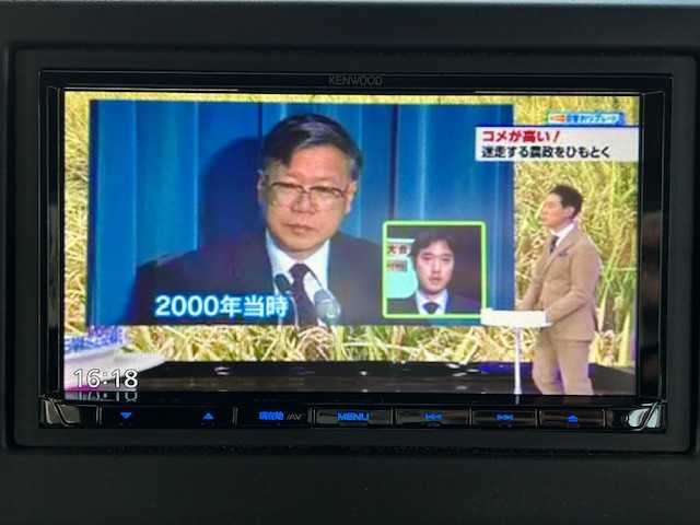 ホンダ Ｎ ＢＯＸ カスタム L 東京都 2022(令4)年 0.9万km プラチナホワイトパール ホンダセンシング/社外SDナビTV/パワースライドドア（助手席）/シートヒーター（前席）/LEDヘッドランプ/オートライト/ウレタン製ステアリングホイール/ステアリングスイッチ/ドライブレコーダー（前後）/衝突軽減ブレーキ/誤発信抑制機能/後方誤発信抑制機能/歩行者事故低減ステアリング/アダクティブクルーズコントロール/オートハイビーム/標識認識機能/路外逸脱抑制機能/ETC/ハーフシェイドフロントウィンドウ/ロールサンシェイド（後席左右）/ベンチシート（後席）/ISOFIX（後席）/チップアップシート/プラズマクラスター付オートエアコン/ドアバイザー/プッシュスタート/電動格納ドアミラー/スペアキー/保証書＆取扱説明書