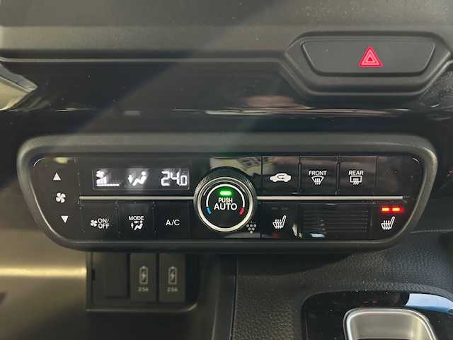 ホンダ Ｎ ＢＯＸ カスタム L 東京都 2022(令4)年 0.9万km プラチナホワイトパール ホンダセンシング/社外SDナビTV/パワースライドドア（助手席）/シートヒーター（前席）/LEDヘッドランプ/オートライト/ウレタン製ステアリングホイール/ステアリングスイッチ/ドライブレコーダー（前後）/衝突軽減ブレーキ/誤発信抑制機能/後方誤発信抑制機能/歩行者事故低減ステアリング/アダクティブクルーズコントロール/オートハイビーム/標識認識機能/路外逸脱抑制機能/ETC/ハーフシェイドフロントウィンドウ/ロールサンシェイド（後席左右）/ベンチシート（後席）/ISOFIX（後席）/チップアップシート/プラズマクラスター付オートエアコン/ドアバイザー/プッシュスタート/電動格納ドアミラー/スペアキー/保証書＆取扱説明書