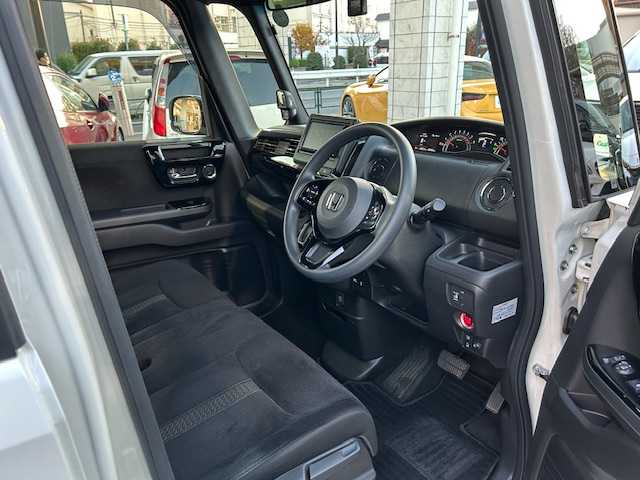 ホンダ Ｎ ＢＯＸ カスタム L 東京都 2022(令4)年 0.9万km プラチナホワイトパール ホンダセンシング/社外SDナビTV/パワースライドドア（助手席）/シートヒーター（前席）/LEDヘッドランプ/オートライト/ウレタン製ステアリングホイール/ステアリングスイッチ/ドライブレコーダー（前後）/衝突軽減ブレーキ/誤発信抑制機能/後方誤発信抑制機能/歩行者事故低減ステアリング/アダクティブクルーズコントロール/オートハイビーム/標識認識機能/路外逸脱抑制機能/ETC/ハーフシェイドフロントウィンドウ/ロールサンシェイド（後席左右）/ベンチシート（後席）/ISOFIX（後席）/チップアップシート/プラズマクラスター付オートエアコン/ドアバイザー/プッシュスタート/電動格納ドアミラー/スペアキー/保証書＆取扱説明書