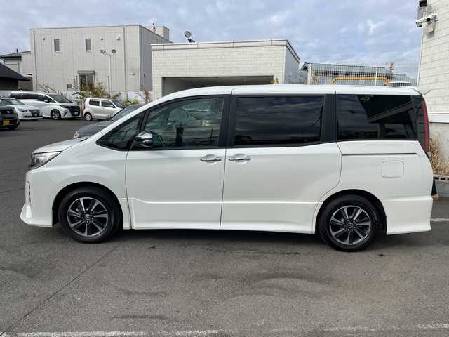 トヨタ ノア Si ダブルバイビーⅢ 神奈川県 2021(令3)年 3.7万km パール