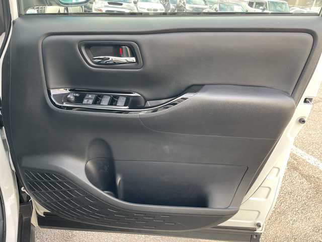 トヨタ ノア Si ダブルバイビーⅢ 神奈川県 2021(令3)年 3.7万km パール