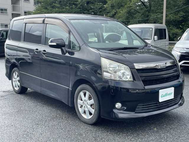 トヨタ ノア S 千葉県 2009(平21)年 7.8万km ブラック 純正メモリーナビ/（Bluetooth、フルセグTV、CD、DVD）/ビルトインETC/HIDヘッドライト/オールオートウィンドウ/ドアバイザー/純正フロアマット/スペアキー/保証書/取扱説明書