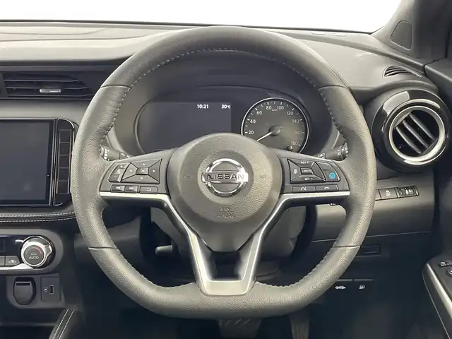 日産 キックス X 新潟県 2021(令3)年 4.6万km ブリリアントホワイトパール/ピュアブラック 2トーン 純正9インチナビ(型式：MM-323D-L)/・AM/FM/CD/DVD/Bluetooth/フルセグ/バックモニター/全周囲モニター/プロパイロット/衝突被害軽減システム/アダプティブクルーズコントロ―ル/レーンキープアシスト/ETC/フロントドライブレコーダー/デジタルインナーミラー/ハーフレザーシート/ルーフレール/純正LEDヘッドライト/オートライト/LEDフォグランプ/純正フロアマット/純正17インチAW夏タイヤ/ABS/横滑り防止機能/前後コーナーセンサー/オートブレーキホールド/ステアリングスイッチ/取扱説明書