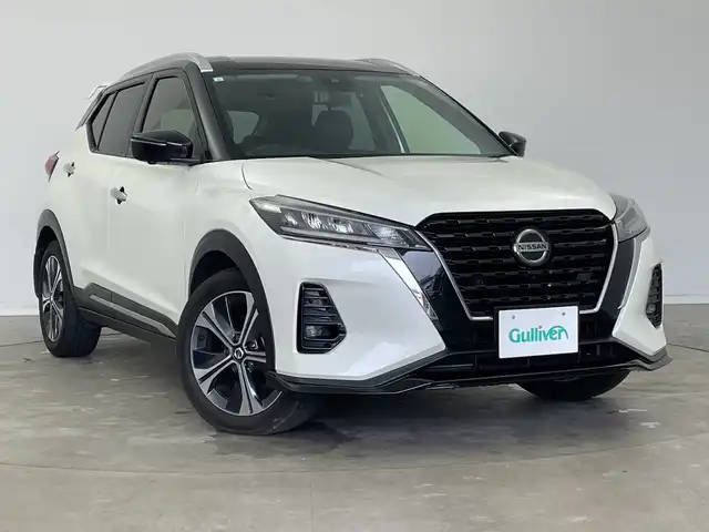日産 キックス X 新潟県 2021(令3)年 4.6万km ブリリアントホワイトパール/ピュアブラック 2トーン 純正9インチナビ(型式：MM-323D-L)/・AM/FM/CD/DVD/Bluetooth/フルセグ/バックモニター/全周囲モニター/プロパイロット/衝突被害軽減システム/アダプティブクルーズコントロ―ル/レーンキープアシスト/ETC/フロントドライブレコーダー/デジタルインナーミラー/ハーフレザーシート/ルーフレール/純正LEDヘッドライト/オートライト/LEDフォグランプ/純正フロアマット/純正17インチAW夏タイヤ/ABS/横滑り防止機能/前後コーナーセンサー/オートブレーキホールド/ステアリングスイッチ/取扱説明書