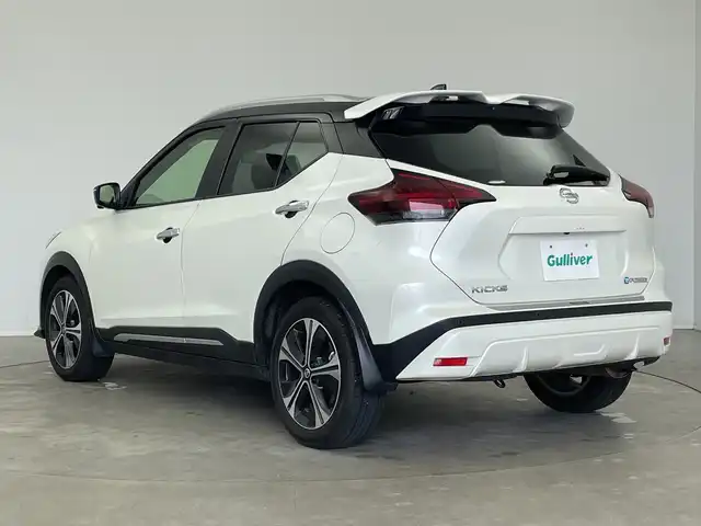 日産 キックス X 新潟県 2021(令3)年 4.6万km ブリリアントホワイトパール/ピュアブラック 2トーン 純正9インチナビ(型式：MM-323D-L)/・AM/FM/CD/DVD/Bluetooth/フルセグ/バックモニター/全周囲モニター/プロパイロット/衝突被害軽減システム/アダプティブクルーズコントロ―ル/レーンキープアシスト/ETC/フロントドライブレコーダー/デジタルインナーミラー/ハーフレザーシート/ルーフレール/純正LEDヘッドライト/オートライト/LEDフォグランプ/純正フロアマット/純正17インチAW夏タイヤ/ABS/横滑り防止機能/前後コーナーセンサー/オートブレーキホールド/ステアリングスイッチ/取扱説明書
