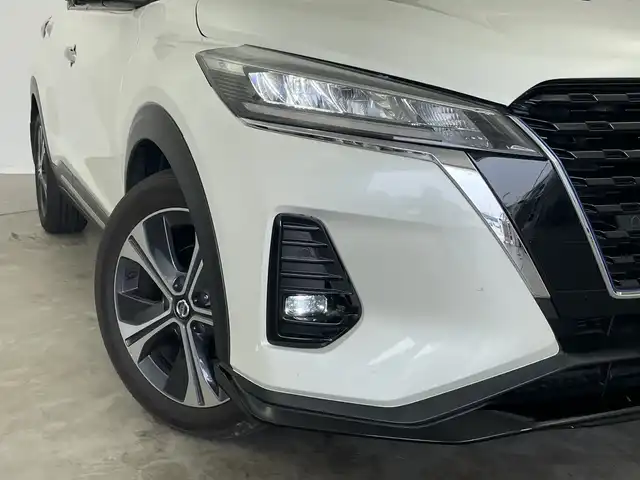 日産 キックス X 新潟県 2021(令3)年 4.6万km ブリリアントホワイトパール/ピュアブラック 2トーン 純正9インチナビ(型式：MM-323D-L)/・AM/FM/CD/DVD/Bluetooth/フルセグ/バックモニター/全周囲モニター/プロパイロット/衝突被害軽減システム/アダプティブクルーズコントロ―ル/レーンキープアシスト/ETC/フロントドライブレコーダー/デジタルインナーミラー/ハーフレザーシート/ルーフレール/純正LEDヘッドライト/オートライト/LEDフォグランプ/純正フロアマット/純正17インチAW夏タイヤ/ABS/横滑り防止機能/前後コーナーセンサー/オートブレーキホールド/ステアリングスイッチ/取扱説明書
