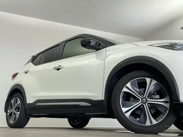 日産 キックス X 新潟県 2021(令3)年 4.6万km ブリリアントホワイトパール/ピュアブラック 2トーン 純正9インチナビ(型式：MM-323D-L)/・AM/FM/CD/DVD/Bluetooth/フルセグ/バックモニター/全周囲モニター/プロパイロット/衝突被害軽減システム/アダプティブクルーズコントロ―ル/レーンキープアシスト/ETC/フロントドライブレコーダー/デジタルインナーミラー/ハーフレザーシート/ルーフレール/純正LEDヘッドライト/オートライト/LEDフォグランプ/純正フロアマット/純正17インチAW夏タイヤ/ABS/横滑り防止機能/前後コーナーセンサー/オートブレーキホールド/ステアリングスイッチ/取扱説明書