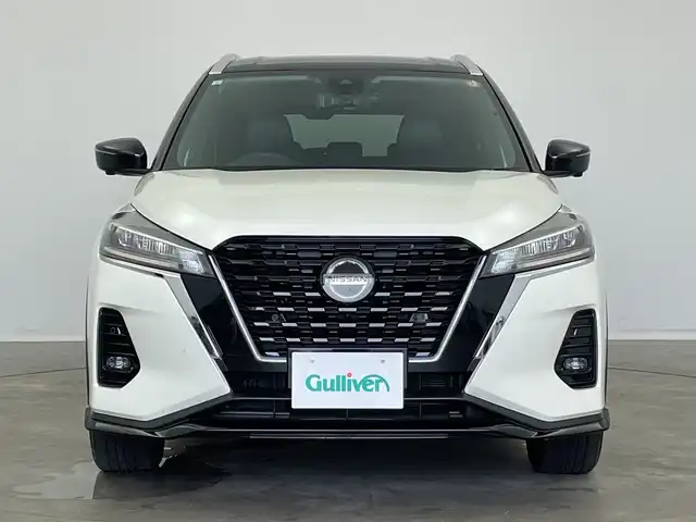日産 キックス X 新潟県 2021(令3)年 4.6万km ブリリアントホワイトパール/ピュアブラック 2トーン 純正9インチナビ(型式：MM-323D-L)/・AM/FM/CD/DVD/Bluetooth/フルセグ/バックモニター/全周囲モニター/プロパイロット/衝突被害軽減システム/アダプティブクルーズコントロ―ル/レーンキープアシスト/ETC/フロントドライブレコーダー/デジタルインナーミラー/ハーフレザーシート/ルーフレール/純正LEDヘッドライト/オートライト/LEDフォグランプ/純正フロアマット/純正17インチAW夏タイヤ/ABS/横滑り防止機能/前後コーナーセンサー/オートブレーキホールド/ステアリングスイッチ/取扱説明書