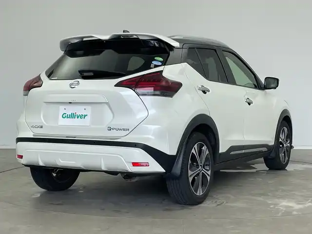 日産 キックス X 新潟県 2021(令3)年 4.6万km ブリリアントホワイトパール/ピュアブラック 2トーン 純正9インチナビ(型式：MM-323D-L)/・AM/FM/CD/DVD/Bluetooth/フルセグ/バックモニター/全周囲モニター/プロパイロット/衝突被害軽減システム/アダプティブクルーズコントロ―ル/レーンキープアシスト/ETC/フロントドライブレコーダー/デジタルインナーミラー/ハーフレザーシート/ルーフレール/純正LEDヘッドライト/オートライト/LEDフォグランプ/純正フロアマット/純正17インチAW夏タイヤ/ABS/横滑り防止機能/前後コーナーセンサー/オートブレーキホールド/ステアリングスイッチ/取扱説明書