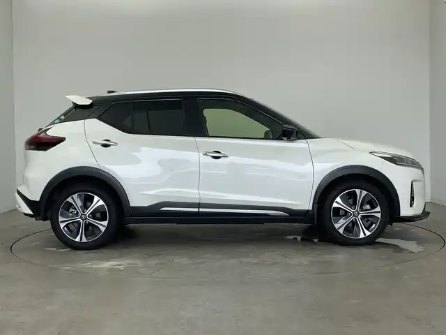 日産 キックス X 新潟県 2021(令3)年 4.6万km ブリリアントホワイトパール/ピュアブラック 2トーン 純正9インチナビ(型式：MM-323D-L)/・AM/FM/CD/DVD/Bluetooth/フルセグ/バックモニター/全周囲モニター/プロパイロット/衝突被害軽減システム/アダプティブクルーズコントロ―ル/レーンキープアシスト/ETC/フロントドライブレコーダー/デジタルインナーミラー/ハーフレザーシート/ルーフレール/純正LEDヘッドライト/オートライト/LEDフォグランプ/純正フロアマット/純正17インチAW夏タイヤ/ABS/横滑り防止機能/前後コーナーセンサー/オートブレーキホールド/ステアリングスイッチ/取扱説明書