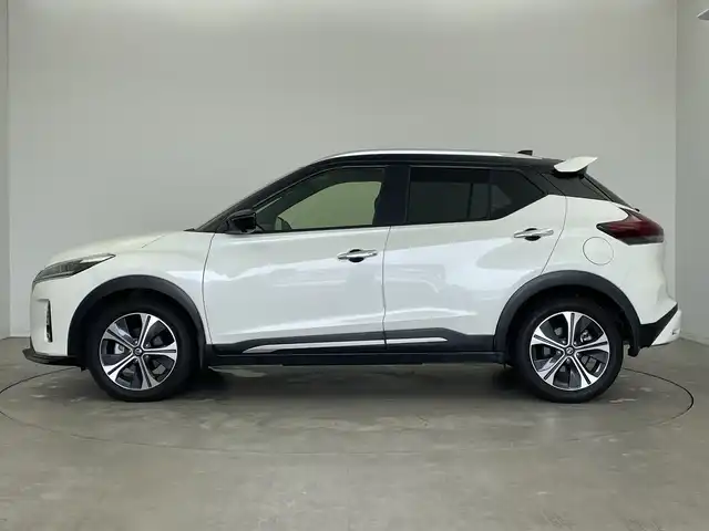 日産 キックス X 新潟県 2021(令3)年 4.6万km ブリリアントホワイトパール/ピュアブラック 2トーン 純正9インチナビ(型式：MM-323D-L)/・AM/FM/CD/DVD/Bluetooth/フルセグ/バックモニター/全周囲モニター/プロパイロット/衝突被害軽減システム/アダプティブクルーズコントロ―ル/レーンキープアシスト/ETC/フロントドライブレコーダー/デジタルインナーミラー/ハーフレザーシート/ルーフレール/純正LEDヘッドライト/オートライト/LEDフォグランプ/純正フロアマット/純正17インチAW夏タイヤ/ABS/横滑り防止機能/前後コーナーセンサー/オートブレーキホールド/ステアリングスイッチ/取扱説明書