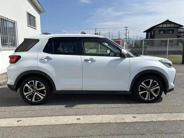 ダイハツ ロッキー G 富山県 2020(令2)年 2.7万km シャイニングホワイトパール パノラミックビューモニター/スマートキー/純正メモリーナビ(NMZK-W70D)/DVD/BT/フルセグTV/USB/ETC/衝突安全ブレーキ/レーンキープアシスト/オートハイビーム/クリアランスソナー/LEDヘッドライト/フォグ/プッシュスタート/横滑り防止装置/シートヒーター(D/N)/電格ウィンカーミラー/アイドリングストップ/純正フロアマット/純正ドアバイザー/オートリトラミラー/保証書・取説・ナビ取説/社外AWスタッドレス車載(195/65R16)