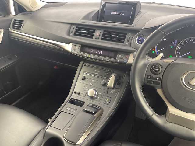 レクサス ＣＴ 200h バージョンC 大分県 2014(平26)年 5.5万km ファイアーアゲートマイカメタリック 純正ナビ　/CD/DVD/フルセグＴＶ/Bluetooth/USB/AUX　/黒革シート　/バックカメラ/ビルトインETC/前方ドライブレコーダー/黒革シート/前席パワーシート/前席シートヒーター/運転席メモリーシート/レーダークルーズコントロール/ＬＥＤヘッドライト/フォグライト /オートライト/自動防眩ミラー/トノカバー/スマートキー/スペアキー×２