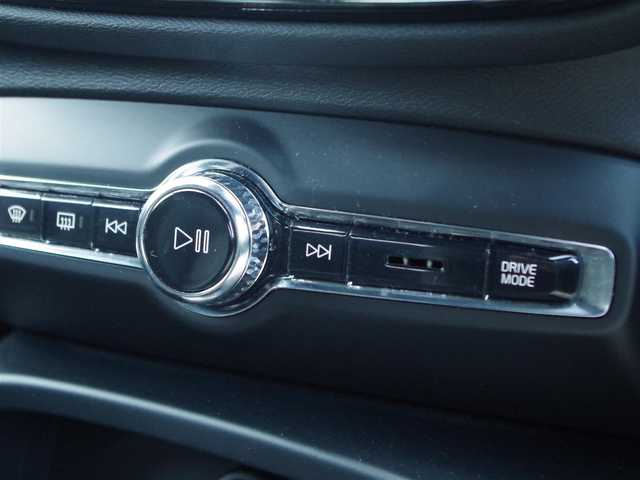 ボルボ ボルボ ＸＣ４０ B4 AWD Rデザイン 埼玉県 2022(令4)年 3万km 黒 1オーナー/ブラックハーフレザーシート/アダプティブクルーズコントロール/インテリセーフ/パノラマガラスルーフ/harman/kardon/CarPlay/パークセンサー/ブラインドスポットモニター/全周囲カメラ/純正ナビ/フルセグTV/ETC/全席シートヒーター/ステアリングヒーター/置くだけ充電/シートポジションメモリー機能