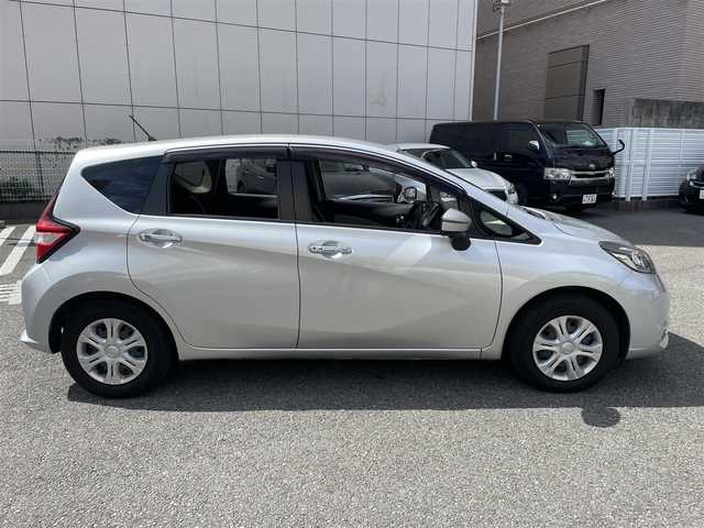日産 ノート X DIG－S 神奈川県 2019(令1)年 3.4万km ブリリアントシルバー 助手席スライドアップシート/純正ナビ＆フルセグTV/CD/DVD/SD/BT/AUX/アラウンドビューモニター/デジタルインナーミラー/インテリジェントエマージェンシーブレーキ/車線逸脱防止支援システム/アイドリングストップ/ETC/コーナーセンサー/スマートキー/プッシュスタート/オートライト/LEDライト/電格ミラー/Wエアバッグ/横滑り防止装置/ABS/ドアバイザー/フロアマット/保証書/取扱説明書/スペアキー
