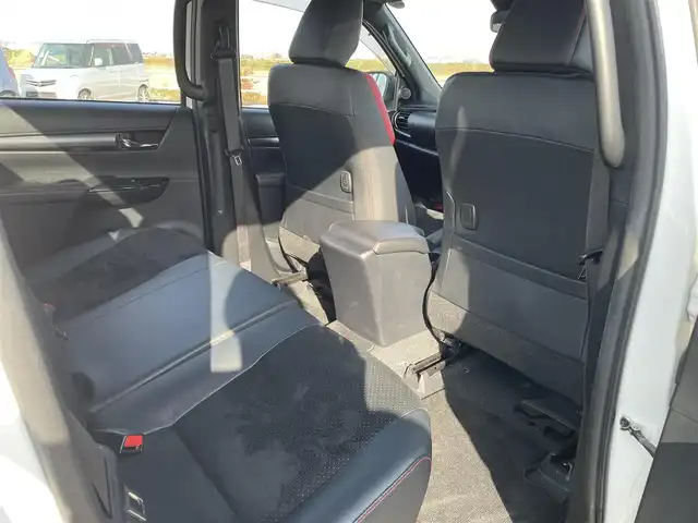 トヨタ ハイラックス Z GRスポーツ 佐賀県 2023(令5)年 3.5万km スーパーホワイトⅡ ワンオーナー/パートタイム4WD/純正8インチディスプレイオーディオ(ナビ機能有)/・AM/FM/USB/Bluetooth/パノラミックビューモニター/ETC/ハーフレザーシート/D席パワーシート/パドルシフト/革巻きステアリング/ステアリングリモコン/純正18インチアルミホイール/純正LEDヘッドライト/純正LEDフォグランプ/リヤフォグランプ/純正フロアマット/純正ドアバイザ―/新車保証書/取扱説明書/スペアキー１本/トヨタセーフティセンス/・レーダークルーズコントロール/・レーンディパーチャーアラート/・プリクラッシュセーフティ/・ロードサインアシスト/・クリアランスソナー