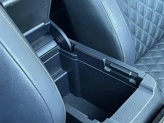 トヨタ ハリアー エレガンス 佐賀県 2016(平28)年 8.5万km ブラック サンルーフ　アルパインナビ　フルセグＴＶ　ＥＴＣ　ハーフレザーシート　シートヒーター　パワーシート　純正１７インチＡＷ　ＬＥＤヘッドライト　オートライト　革巻きステアリング　プッシュスタート　取扱説明書　保証書