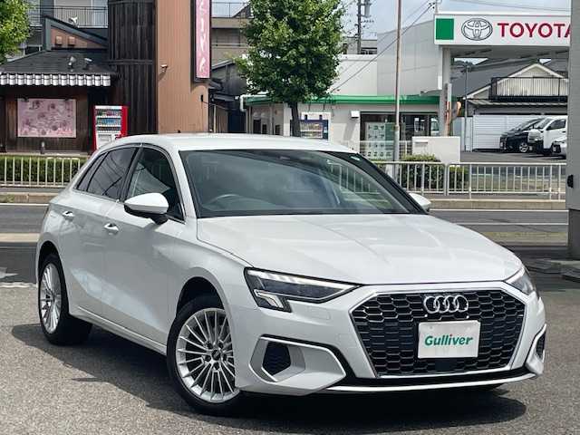 アウディ Ａ３ SB 30TFSI アドバンスド 愛知県 2022(令4)年 1.6万km グレイシアホワイトメタリック /禁煙車・ワンオーナー//純正メモリナビ//フルセグTV・USB・AM・FM・Apple CarPlay・Android Auto//バックカメラ・ETC2.0//前後ドライブレコーダー//LEDオートライト//オートハイビームアシスト//純正17インチアルミホイール//ナビゲーションパッケージ//MMIナビ//バーチャルコックピット//コンビニエンス&アシスタンスパッケージ//アダプティブクルーズアシスト//アダプティブクルーズコントロール//アクティブレーンアシスト//リヤクロストラフィックアシスト//接近警告//アダプティブドライブアシスト//レーン逸脱警告//横滑り防止//アウディホールドアシスト//フロントシートヒーター//フロントシート電動調整//ランバーサポート4ウェイ//アドバンストキーシステム//電動格納ミラーウィンカー//ハイグロスパッケージ//48Vマイルドハイブリッドシステム//2ゾーンオートマチックエアコン//スタートストップシステム//スタンダードシート(デビュークロス)//本革巻ステアリング//パドルシフト//ストレージパッケージ//アウディプレセンスフロント//電子パーキングブレーキ//イモビライザー//スペアキー1本//保証書/取扱説明書
