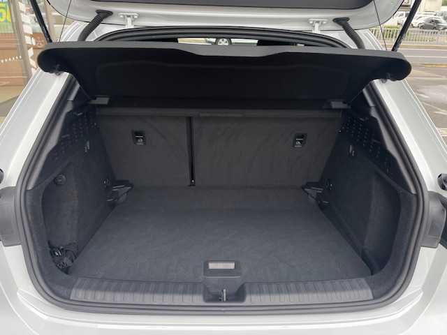 アウディ Ａ３ SB 30TFSI アドバンスド 愛知県 2022(令4)年 1.6万km グレイシアホワイトメタリック /禁煙車・ワンオーナー//純正メモリナビ//フルセグTV・USB・AM・FM・Apple CarPlay・Android Auto//バックカメラ・ETC2.0//前後ドライブレコーダー//LEDオートライト//オートハイビームアシスト//純正17インチアルミホイール//ナビゲーションパッケージ//MMIナビ//バーチャルコックピット//コンビニエンス&アシスタンスパッケージ//アダプティブクルーズアシスト//アダプティブクルーズコントロール//アクティブレーンアシスト//リヤクロストラフィックアシスト//接近警告//アダプティブドライブアシスト//レーン逸脱警告//横滑り防止//アウディホールドアシスト//フロントシートヒーター//フロントシート電動調整//ランバーサポート4ウェイ//アドバンストキーシステム//電動格納ミラーウィンカー//ハイグロスパッケージ//48Vマイルドハイブリッドシステム//2ゾーンオートマチックエアコン//スタートストップシステム//スタンダードシート(デビュークロス)//本革巻ステアリング//パドルシフト//ストレージパッケージ//アウディプレセンスフロント//電子パーキングブレーキ//イモビライザー//スペアキー1本//保証書/取扱説明書