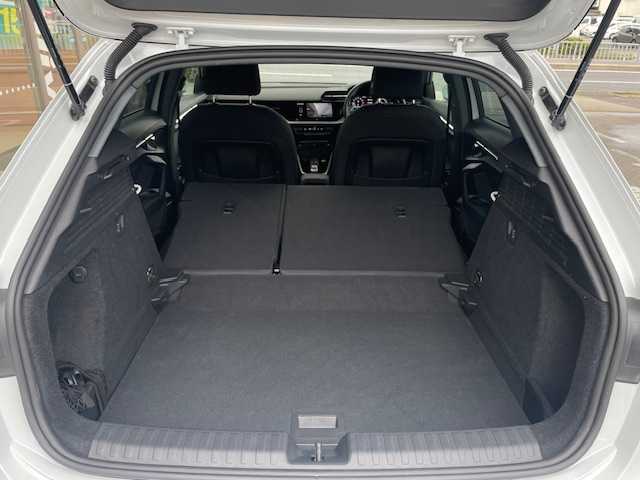 アウディ Ａ３ SB 30TFSI アドバンスド 愛知県 2022(令4)年 1.6万km グレイシアホワイトメタリック /禁煙車・ワンオーナー//純正メモリナビ//フルセグTV・USB・AM・FM・Apple CarPlay・Android Auto//バックカメラ・ETC2.0//前後ドライブレコーダー//LEDオートライト//オートハイビームアシスト//純正17インチアルミホイール//ナビゲーションパッケージ//MMIナビ//バーチャルコックピット//コンビニエンス&アシスタンスパッケージ//アダプティブクルーズアシスト//アダプティブクルーズコントロール//アクティブレーンアシスト//リヤクロストラフィックアシスト//接近警告//アダプティブドライブアシスト//レーン逸脱警告//横滑り防止//アウディホールドアシスト//フロントシートヒーター//フロントシート電動調整//ランバーサポート4ウェイ//アドバンストキーシステム//電動格納ミラーウィンカー//ハイグロスパッケージ//48Vマイルドハイブリッドシステム//2ゾーンオートマチックエアコン//スタートストップシステム//スタンダードシート(デビュークロス)//本革巻ステアリング//パドルシフト//ストレージパッケージ//アウディプレセンスフロント//電子パーキングブレーキ//イモビライザー//スペアキー1本//保証書/取扱説明書