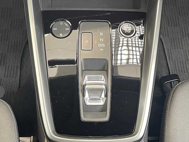アウディ Ａ３ SB 30TFSI アドバンスド 愛知県 2022(令4)年 1.6万km グレイシアホワイトメタリック /禁煙車・ワンオーナー//純正メモリナビ//フルセグTV・USB・AM・FM・Apple CarPlay・Android Auto//バックカメラ・ETC2.0//前後ドライブレコーダー//LEDオートライト//オートハイビームアシスト//純正17インチアルミホイール//ナビゲーションパッケージ//MMIナビ//バーチャルコックピット//コンビニエンス&アシスタンスパッケージ//アダプティブクルーズアシスト//アダプティブクルーズコントロール//アクティブレーンアシスト//リヤクロストラフィックアシスト//接近警告//アダプティブドライブアシスト//レーン逸脱警告//横滑り防止//アウディホールドアシスト//フロントシートヒーター//フロントシート電動調整//ランバーサポート4ウェイ//アドバンストキーシステム//電動格納ミラーウィンカー//ハイグロスパッケージ//48Vマイルドハイブリッドシステム//2ゾーンオートマチックエアコン//スタートストップシステム//スタンダードシート(デビュークロス)//本革巻ステアリング//パドルシフト//ストレージパッケージ//アウディプレセンスフロント//電子パーキングブレーキ//イモビライザー//スペアキー1本//保証書/取扱説明書