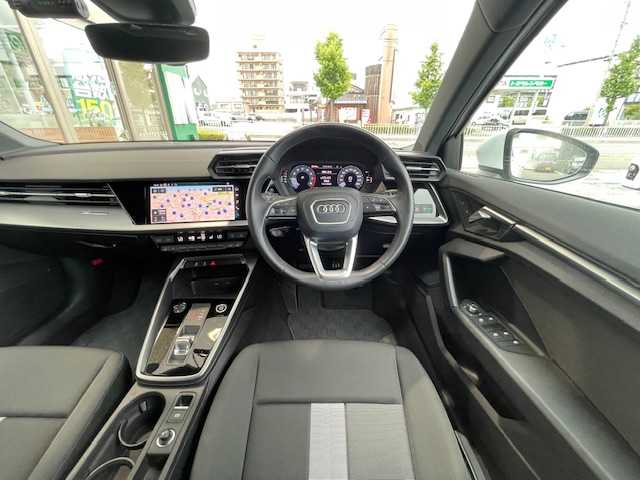 アウディ Ａ３ SB 30TFSI アドバンスド 愛知県 2022(令4)年 1.6万km グレイシアホワイトメタリック /禁煙車・ワンオーナー//純正メモリナビ//フルセグTV・USB・AM・FM・Apple CarPlay・Android Auto//バックカメラ・ETC2.0//前後ドライブレコーダー//LEDオートライト//オートハイビームアシスト//純正17インチアルミホイール//ナビゲーションパッケージ//MMIナビ//バーチャルコックピット//コンビニエンス&アシスタンスパッケージ//アダプティブクルーズアシスト//アダプティブクルーズコントロール//アクティブレーンアシスト//リヤクロストラフィックアシスト//接近警告//アダプティブドライブアシスト//レーン逸脱警告//横滑り防止//アウディホールドアシスト//フロントシートヒーター//フロントシート電動調整//ランバーサポート4ウェイ//アドバンストキーシステム//電動格納ミラーウィンカー//ハイグロスパッケージ//48Vマイルドハイブリッドシステム//2ゾーンオートマチックエアコン//スタートストップシステム//スタンダードシート(デビュークロス)//本革巻ステアリング//パドルシフト//ストレージパッケージ//アウディプレセンスフロント//電子パーキングブレーキ//イモビライザー//スペアキー1本//保証書/取扱説明書