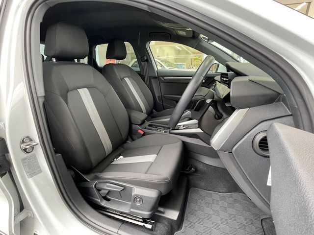 アウディ Ａ３ SB 30TFSI アドバンスド 愛知県 2022(令4)年 1.6万km グレイシアホワイトメタリック /禁煙車・ワンオーナー//純正メモリナビ//フルセグTV・USB・AM・FM・Apple CarPlay・Android Auto//バックカメラ・ETC2.0//前後ドライブレコーダー//LEDオートライト//オートハイビームアシスト//純正17インチアルミホイール//ナビゲーションパッケージ//MMIナビ//バーチャルコックピット//コンビニエンス&アシスタンスパッケージ//アダプティブクルーズアシスト//アダプティブクルーズコントロール//アクティブレーンアシスト//リヤクロストラフィックアシスト//接近警告//アダプティブドライブアシスト//レーン逸脱警告//横滑り防止//アウディホールドアシスト//フロントシートヒーター//フロントシート電動調整//ランバーサポート4ウェイ//アドバンストキーシステム//電動格納ミラーウィンカー//ハイグロスパッケージ//48Vマイルドハイブリッドシステム//2ゾーンオートマチックエアコン//スタートストップシステム//スタンダードシート(デビュークロス)//本革巻ステアリング//パドルシフト//ストレージパッケージ//アウディプレセンスフロント//電子パーキングブレーキ//イモビライザー//スペアキー1本//保証書/取扱説明書