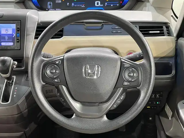 ホンダ フリード G ホンダセンシング 愛知県 2017(平29)年 5.9万km ホワイトオーキッドパール 純正ナビ/衝突軽減ブレーキ/両側電動スライドドア/レーダークルーズコントロール/ビルトインETC/バックカメラ/フルセグTV/Bluetooth/レーンキープアシスト/プッシュスタート/スマートキー/CD/DVD再生/アイドリングストップ/ミュージックサーバー/純正フロアマット/ウィンカーミラー/電動格納ミラー/ヘッドライトレベライザー/横滑り防止装置/寒冷地仕様/ECON/ステアリングリモコン/先行車発進お知らせ