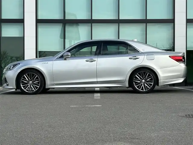 トヨタ クラウン ハイブリッド アスリートS 和歌山県 2016(平28)年 7.9万km プレシャスシルバー 後期型/純正8インチナビ/バックカメラ/衝突被害軽減ブレーキ/レーダークルーズコントロール/横滑り防止装置/前後コーナーセンサー/ドライブレコーダー/ETC/パワーシート/シートヒーター/ステアリングヒーター/オートライト/LEDヘッドライト/フォグランプ/レザー調シートカバー