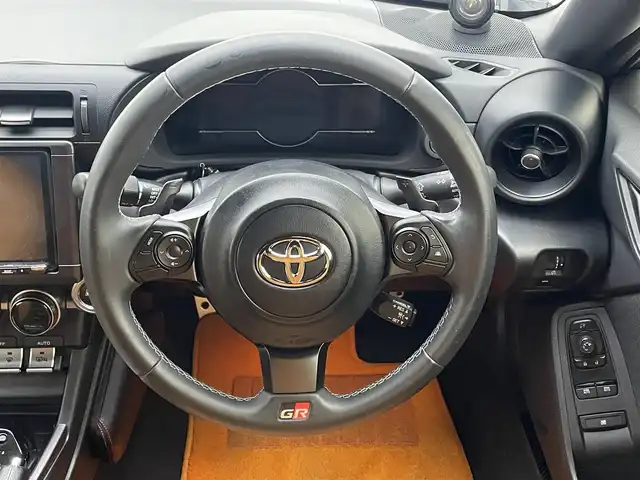 トヨタ ＧＲ８６ SZ 兵庫県 2023(令5)年 1.6万km パール 社外メモリナビ（ケンウッド　MDV-M908HDL）/（CD、DVD、SD、BT、フルセグ）/HDMI/カロッツェリアツイーター/アルパインミラー型ドライブレコーダー/バックカメラ/ETC/パドルシフト/クリアランスソナー/ACC/PCS/LDW/RAB/MAIN　FACTORYマフラー/LEDヘッドライト/社外シートカバー/社外マット/純正フロアマット積載/社外バイザー/純正15インチAW/スペアキー×１