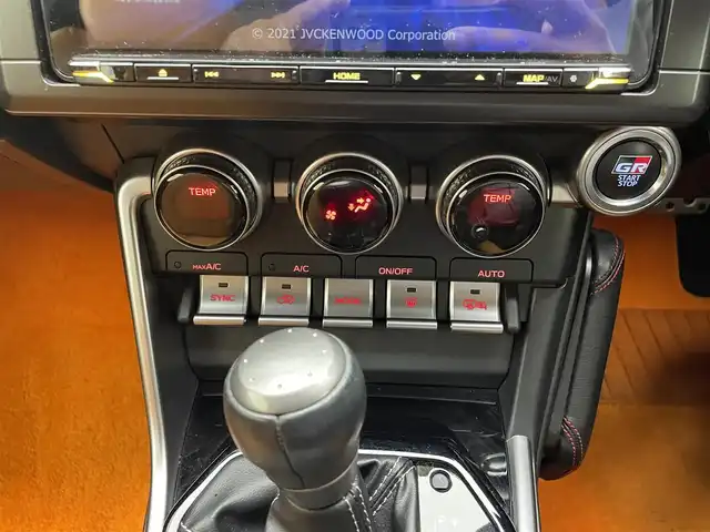 トヨタ ＧＲ８６ SZ 兵庫県 2023(令5)年 1.6万km パール 社外メモリナビ（ケンウッド　MDV-M908HDL）/（CD、DVD、SD、BT、フルセグ）/HDMI/カロッツェリアツイーター/アルパインミラー型ドライブレコーダー/バックカメラ/ETC/パドルシフト/クリアランスソナー/ACC/PCS/LDW/RAB/MAIN　FACTORYマフラー/LEDヘッドライト/社外シートカバー/社外マット/純正フロアマット積載/社外バイザー/純正15インチAW/スペアキー×１