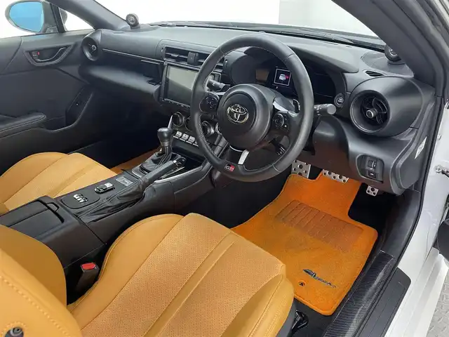 トヨタ ＧＲ８６ SZ 兵庫県 2023(令5)年 1.6万km パール 社外メモリナビ（ケンウッド　MDV-M908HDL）/（CD、DVD、SD、BT、フルセグ）/HDMI/カロッツェリアツイーター/アルパインミラー型ドライブレコーダー/バックカメラ/ETC/パドルシフト/クリアランスソナー/ACC/PCS/LDW/RAB/MAIN　FACTORYマフラー/LEDヘッドライト/社外シートカバー/社外マット/純正フロアマット積載/社外バイザー/純正15インチAW/スペアキー×１