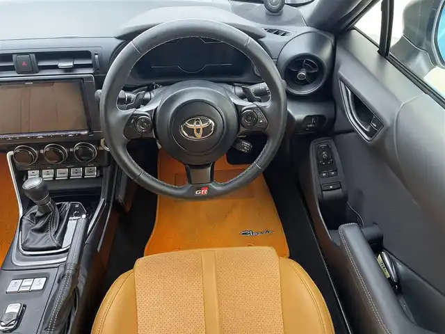 トヨタ ＧＲ８６ SZ 兵庫県 2023(令5)年 1.6万km パール 社外メモリナビ（ケンウッド　MDV-M908HDL）/（CD、DVD、SD、BT、フルセグ）/HDMI/カロッツェリアツイーター/アルパインミラー型ドライブレコーダー/バックカメラ/ETC/パドルシフト/クリアランスソナー/ACC/PCS/LDW/RAB/MAIN　FACTORYマフラー/LEDヘッドライト/社外シートカバー/社外マット/純正フロアマット積載/社外バイザー/純正15インチAW/スペアキー×１