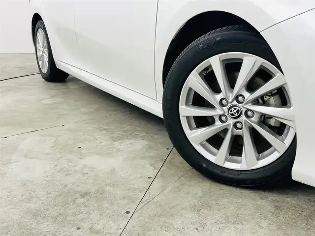 トヨタ カムリ G 福島県 2021(令3)年 4.2万km プラチナホワイトパールマイカ トヨタセーフティセンス/・プリクラッシュセーフティ/・レーントレーシングアシスト/・先行車発進告知機能/・ブラインドスポットモニター/純正9インチディスプレイオーディオ/・6スピーカー/・DVD/CD/BT/USB/AM/FM/バックカメラ/オートクルーズコントロール/LEDオートライト/・フォグランプ/・オートハイビーム/パワーシート/純正17インチアルミホイール付きサマータイヤ/MTモード付AT/充電用USB端子/純正フロアマット/電動格納ミラー/電子パーキング/・オートホールド/プッシュスタート/・スマートキー