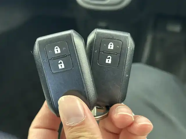 スズキ ワゴンＲ HYBRID FZ 千葉県 2020(令2)年 6.4万km クールカーキPM 禁煙車/スズキセーフティサポート/・デュアルセンサーブレーキサポート/・ヘッドアップディスプレイ/・車線逸脱警報システム/・コーナーセンサー/純正８インチメモリナビ/・型番：CN-RZ853/・CD/DVD/Bluetooth/フルセグTV/・全方位カメラ/D席シートヒーター/革巻きステアリング/・ステアリングスイッチ/純正フロアマット/純正１４インチAW/オートライト/・LEDヘッドライト/スマートキー&プッシュスタート