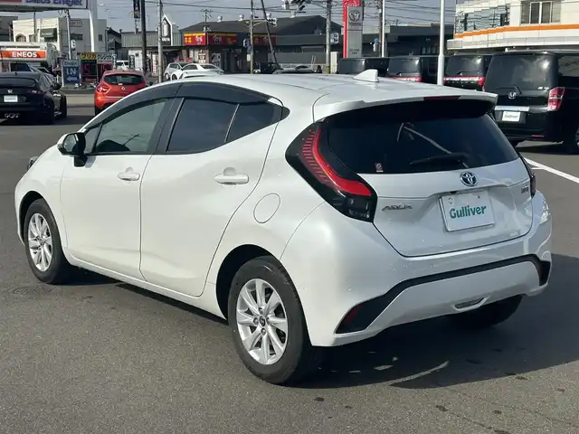トヨタ アクア Z 岡山県 2022(令4)年 1.6万km プラチナホワイトパールマイカ 登録時走行距離16001km/純正10.5インチナビ/(AM/FM/TV/Bluetooth)/バックカメラ/トヨタセーフティセンス/・プリクラッシュセーフティ/・レーンディパーチャーアラート/・アダプティブクルーズコントロール/・オートマチックハイビーム/ドライブレコーダー/ビルトインETC/シートヒーター(D+N席)/ステアリングヒーター/100V充電/純正15インチアルミホイール/ヘッドライトレベライザー/プッシュスタート/スマートキー