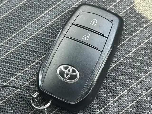 トヨタ アクア Z 岡山県 2022(令4)年 1.6万km プラチナホワイトパールマイカ 登録時走行距離16001km/純正10.5インチナビ/(AM/FM/TV/Bluetooth)/バックカメラ/トヨタセーフティセンス/・プリクラッシュセーフティ/・レーンディパーチャーアラート/・アダプティブクルーズコントロール/・オートマチックハイビーム/ドライブレコーダー/ビルトインETC/シートヒーター(D+N席)/ステアリングヒーター/100V充電/純正15インチアルミホイール/ヘッドライトレベライザー/プッシュスタート/スマートキー