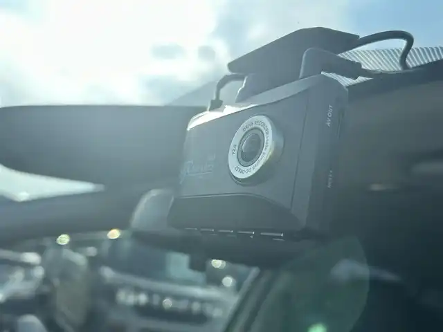 トヨタ アクア Z 岡山県 2022(令4)年 1.6万km プラチナホワイトパールマイカ 登録時走行距離16001km/純正10.5インチナビ/(AM/FM/TV/Bluetooth)/バックカメラ/トヨタセーフティセンス/・プリクラッシュセーフティ/・レーンディパーチャーアラート/・アダプティブクルーズコントロール/・オートマチックハイビーム/ドライブレコーダー/ビルトインETC/シートヒーター(D+N席)/ステアリングヒーター/100V充電/純正15インチアルミホイール/ヘッドライトレベライザー/プッシュスタート/スマートキー