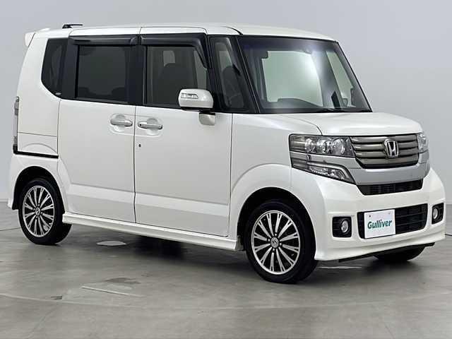 ホンダ Ｎ ＢＯＸ カスタム G ターボSSパッケージ 道央・札幌 2015(平27)年 8.1万km プレミアムホワイトパール ・4WD/・ワンオーナー/・Gathers純正ナビ&フルセグ&CD&DVD&BT&SD&USB&iPod/・バックカメラ/・両側パワースライドドア/・シティブレーキアクティブシステム/・シートヒーター/・社外AW付スタッドレス/・革巻きステアリング/・ステアリングスイッチ/・オートライト/・キセノンヘッドライト/・フォグランプ/・ウィンカーミラー/・スマートキー/・スペアキー/・プッシュスタート/・横滑り防止/・ECON