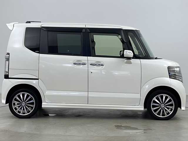 ホンダ Ｎ ＢＯＸ カスタム G ターボSSパッケージ 道央・札幌 2015(平27)年 8.1万km プレミアムホワイトパール ・4WD/・ワンオーナー/・Gathers純正ナビ&フルセグ&CD&DVD&BT&SD&USB&iPod/・バックカメラ/・両側パワースライドドア/・シティブレーキアクティブシステム/・シートヒーター/・社外AW付スタッドレス/・革巻きステアリング/・ステアリングスイッチ/・オートライト/・キセノンヘッドライト/・フォグランプ/・ウィンカーミラー/・スマートキー/・スペアキー/・プッシュスタート/・横滑り防止/・ECON