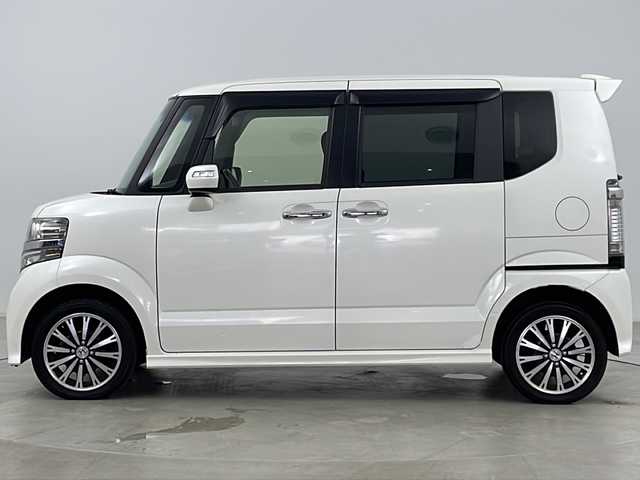 ホンダ Ｎ ＢＯＸ カスタム G ターボSSパッケージ 道央・札幌 2015(平27)年 8.1万km プレミアムホワイトパール ・4WD/・ワンオーナー/・Gathers純正ナビ&フルセグ&CD&DVD&BT&SD&USB&iPod/・バックカメラ/・両側パワースライドドア/・シティブレーキアクティブシステム/・シートヒーター/・社外AW付スタッドレス/・革巻きステアリング/・ステアリングスイッチ/・オートライト/・キセノンヘッドライト/・フォグランプ/・ウィンカーミラー/・スマートキー/・スペアキー/・プッシュスタート/・横滑り防止/・ECON