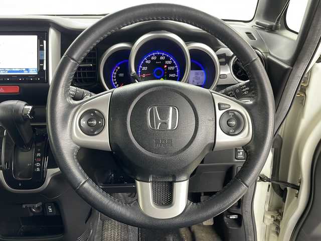 ホンダ Ｎ ＢＯＸ カスタム G ターボSSパッケージ 道央・札幌 2015(平27)年 8.1万km プレミアムホワイトパール ・4WD/・ワンオーナー/・Gathers純正ナビ&フルセグ&CD&DVD&BT&SD&USB&iPod/・バックカメラ/・両側パワースライドドア/・シティブレーキアクティブシステム/・シートヒーター/・社外AW付スタッドレス/・革巻きステアリング/・ステアリングスイッチ/・オートライト/・キセノンヘッドライト/・フォグランプ/・ウィンカーミラー/・スマートキー/・スペアキー/・プッシュスタート/・横滑り防止/・ECON