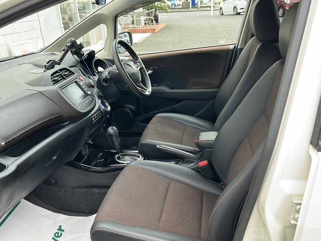 ホンダ フィット シャトル ハイブリッド ナビプレミアムセレ 千葉県 2011(平23)年 7.7万km プレミアムホワイトパール 純正HDDナビ/フルセグTV/DVD/CD/ラジオ/バックカメラ/ビルトインETC/クルーズコントロール/純正アルミホイール/純正フロアマット/ハーフレザーシート/皮巻きステアリング/ステアリングスイッチ/スマートキー/キセノンライト/リアコーナーセンサー/保証書/取扱説明書