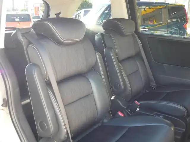 ホンダ オデッセイ アブソルート EX ADV 静岡県 2015(平27)年 6.4万km ホワイトオーキッドパール ワンオーナー/禁煙車/純正インターナビ/フリップダウンモニター/全周囲カメラ/フルセグテレビ/Bluetooth/DVD再生/USB/HDMI/ホンダセンシング/・衝突軽減ブレーキ/・ブラインドスポット/・先行車発進お知らせ/・路外逸脱抑制システム/・標識認識機能/・レーダークルーズ/オートライト/LEDヘッドライト/スマートキー/ETC/新車保証書/取扱説明書