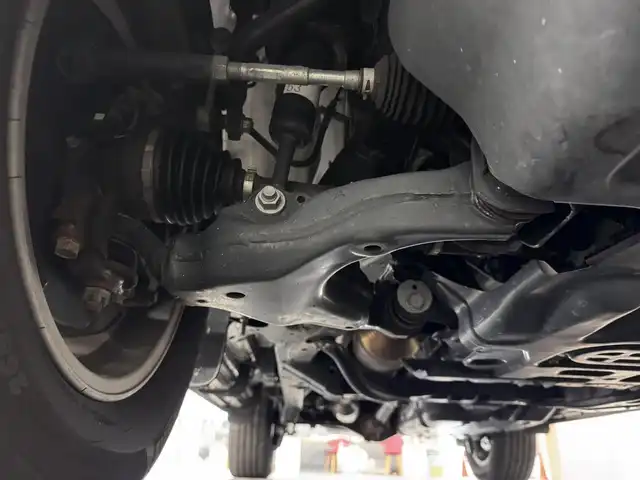 トヨタ ランドクルーザー プラド TX Lパッケージ マットブラED 三重県 2023(令5)年 1.6万km ホワイトパールクリスタルシャイン 2.8L ディーゼルターボ/パートタイム4WD/MTモード付フロア6AT/【OP】純正 9インチナビ/（AM/FM/USB/iPod/Bluetooth/Miracast/CarPlay/AndroidAuto）/【OP】マルチテレインモニター（360カメラ）/ビルトイン ETC2.0/Toyota Safety Sense/・プリクラッシュセーフティ/・レーンディパーチャーアラート/・レーダークルコン/・オートハイビーム/・ロードサインアシスト/・OP:ブラインドスポットモニター＆パーキングサポートブレーキ（前後静止物・後方接近車両）/・先行車発進告知機能/・オートハイビーム/・ダウンヒルアシストコントロール*/など/装備/・OP:寒冷地仕様（リヤフォグ、補助ヒーター、バッテリー＋1コ、など）/・OP:ムーンルーフ/ブラックルーフレール/・本革シート（ニュートラルベージュ）/・シートヒーター＆ベンチレーション（D/N）/・左右独立オートエアコン/・オートライト＆ハイビーム/・LED ヘッドランプ＋フロントフォグランプ/・センターデフロック*/・2速発進機能*/・DPF手動再生機能*/・専用純正18inAW/・保/取/ナビ取/・スマートキーx2/など/*…ディーゼルのみ