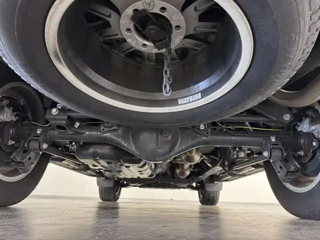 トヨタ ランドクルーザー プラド TX Lパッケージ マットブラED 三重県 2023(令5)年 1.6万km ホワイトパールクリスタルシャイン 2.8L ディーゼルターボ/パートタイム4WD/MTモード付フロア6AT/【OP】純正 9インチナビ/（AM/FM/USB/iPod/Bluetooth/Miracast/CarPlay/AndroidAuto）/【OP】マルチテレインモニター（360カメラ）/ビルトイン ETC2.0/Toyota Safety Sense/・プリクラッシュセーフティ/・レーンディパーチャーアラート/・レーダークルコン/・オートハイビーム/・ロードサインアシスト/・OP:ブラインドスポットモニター＆パーキングサポートブレーキ（前後静止物・後方接近車両）/・先行車発進告知機能/・オートハイビーム/・ダウンヒルアシストコントロール*/など/装備/・OP:寒冷地仕様（リヤフォグ、補助ヒーター、バッテリー＋1コ、など）/・OP:ムーンルーフ/ブラックルーフレール/・本革シート（ニュートラルベージュ）/・シートヒーター＆ベンチレーション（D/N）/・左右独立オートエアコン/・オートライト＆ハイビーム/・LED ヘッドランプ＋フロントフォグランプ/・センターデフロック*/・2速発進機能*/・DPF手動再生機能*/・専用純正18inAW/・保/取/ナビ取/・スマートキーx2/など/*…ディーゼルのみ
