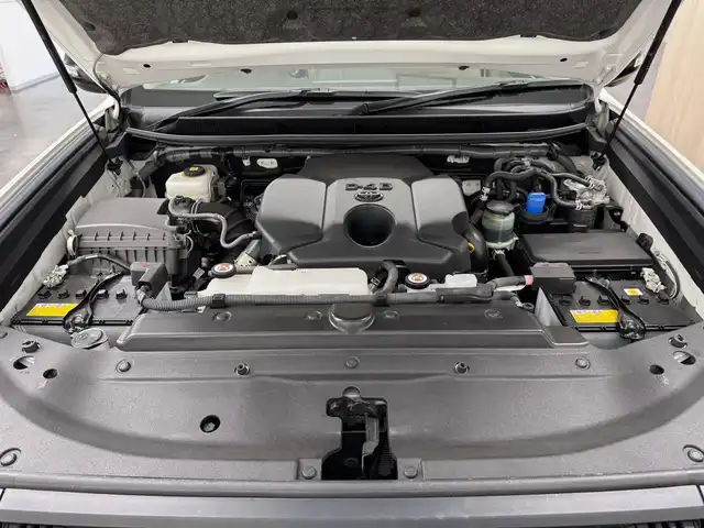 トヨタ ランドクルーザー プラド TX Lパッケージ マットブラED 三重県 2023(令5)年 1.6万km ホワイトパールクリスタルシャイン 2.8L ディーゼルターボ/パートタイム4WD/MTモード付フロア6AT/【OP】純正 9インチナビ/（AM/FM/USB/iPod/Bluetooth/Miracast/CarPlay/AndroidAuto）/【OP】マルチテレインモニター（360カメラ）/ビルトイン ETC2.0/Toyota Safety Sense/・プリクラッシュセーフティ/・レーンディパーチャーアラート/・レーダークルコン/・オートハイビーム/・ロードサインアシスト/・OP:ブラインドスポットモニター＆パーキングサポートブレーキ（前後静止物・後方接近車両）/・先行車発進告知機能/・オートハイビーム/・ダウンヒルアシストコントロール*/など/装備/・OP:寒冷地仕様（リヤフォグ、補助ヒーター、バッテリー＋1コ、など）/・OP:ムーンルーフ/ブラックルーフレール/・本革シート（ニュートラルベージュ）/・シートヒーター＆ベンチレーション（D/N）/・左右独立オートエアコン/・オートライト＆ハイビーム/・LED ヘッドランプ＋フロントフォグランプ/・センターデフロック*/・2速発進機能*/・DPF手動再生機能*/・専用純正18inAW/・保/取/ナビ取/・スマートキーx2/など/*…ディーゼルのみ